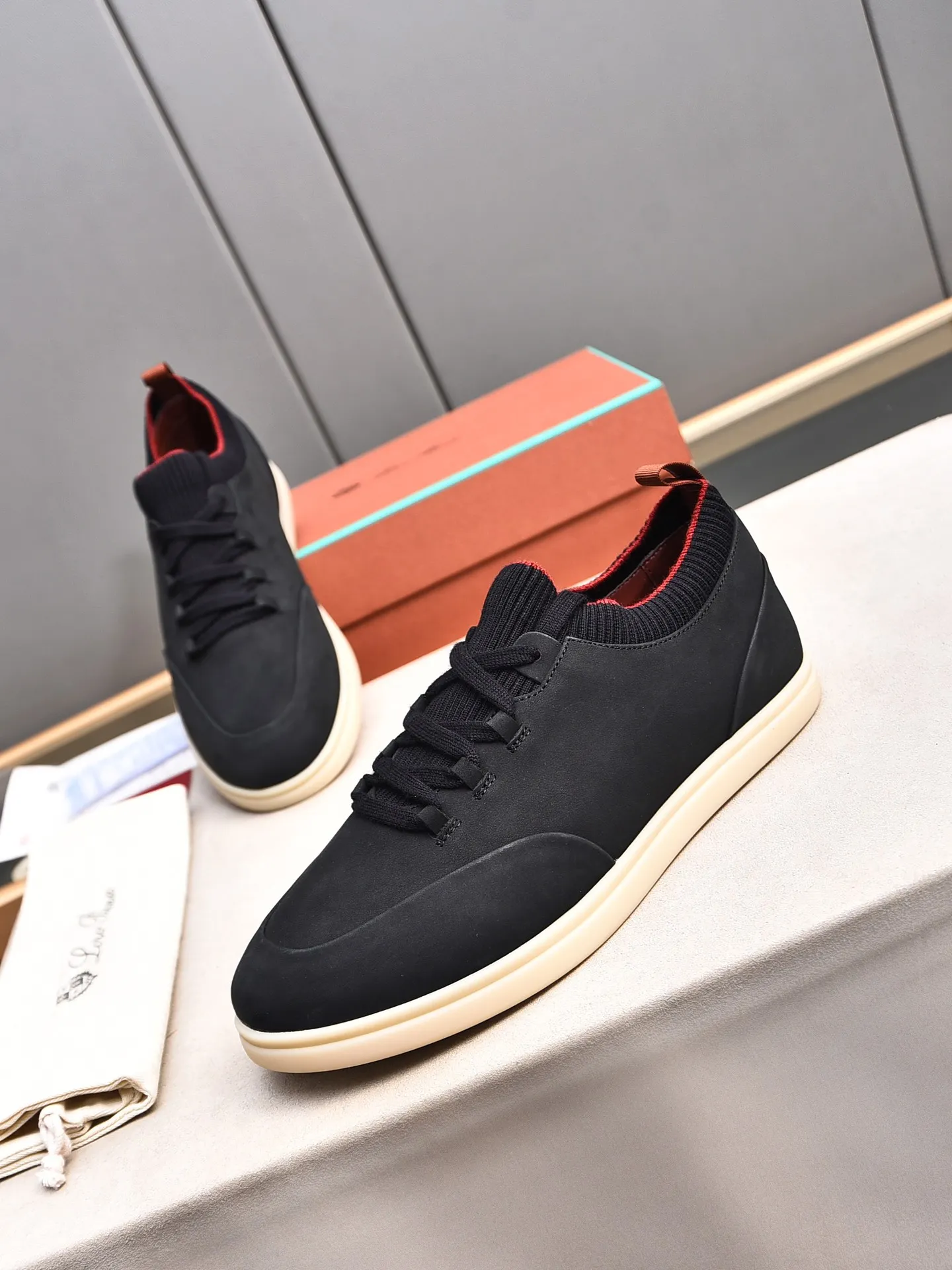 Men's Men's Shoes 💰500 LP's new product Loro Pian* 诺yo* Pianya Soho Walk These casual shoes and loafers are made of first-layer small nubuck cowhide. The texture is light, soft and comfortable. The mouth and tongue are decorated with high-density two-color knitting. The heel is decorated with a Kummel-colored original webbing pull-loop, which presents a unique three-dimensional effect. The unique version narrows slightly in the middle, and is decorated with details of the same material as shoelace eyelets. The original open-molded lightweight TPU rubber sole and spikes enhance traction and stability, and are full of modern aesthetic functional details. The rear is equipped with a cushion pad to enhance wearing comfort. It is sold in a complete package at the counter and is available in multiple colors!  Standard counter code number: 38～44# (45 customized)